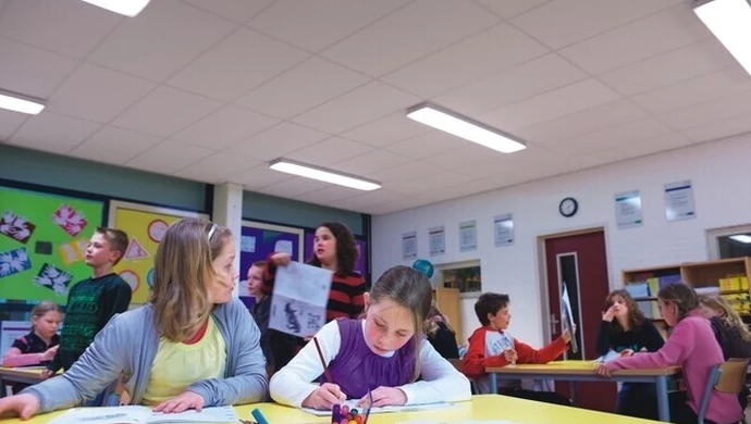 Uczniowie z piotrkowskiej „piątki” walczą o żarówki