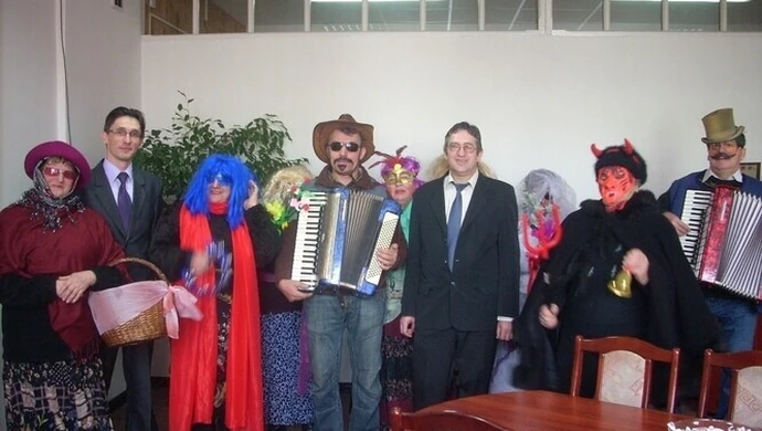 Młoda para i Cyganka u wójta