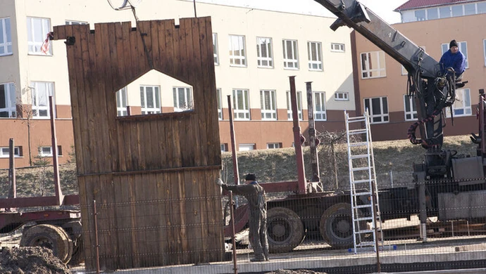 Piotrków: Stawiają już ściany nowej kaplicy