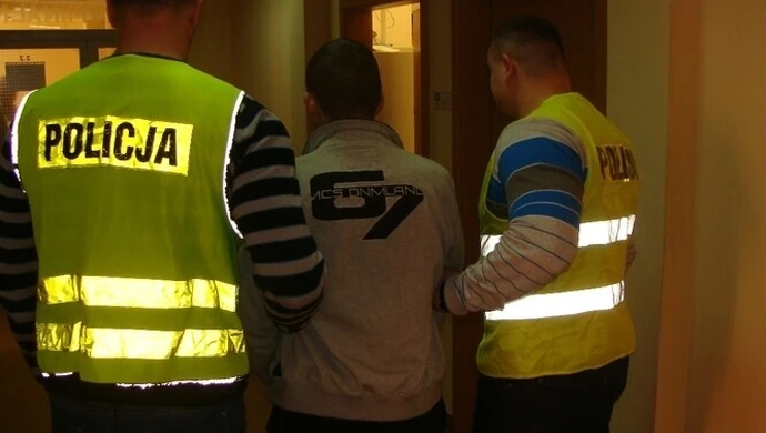 Napadł z bronią na ekspedientkę, ukradł pieniądze