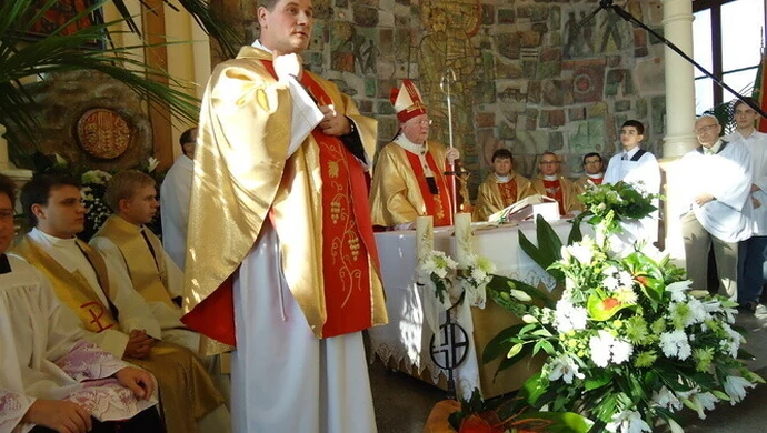 Piotrków: Ksiądz Tomasz miga dla wiernych