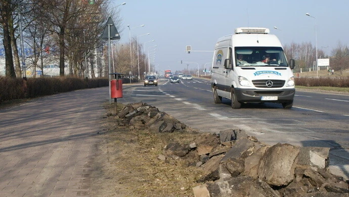 Piotrków: Góry gruzu na trawnikach