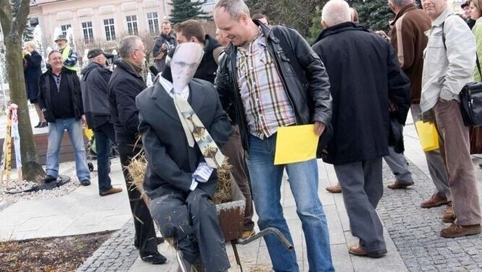 Bełchatów: Pokazali prezydentowi żółtą kartkę