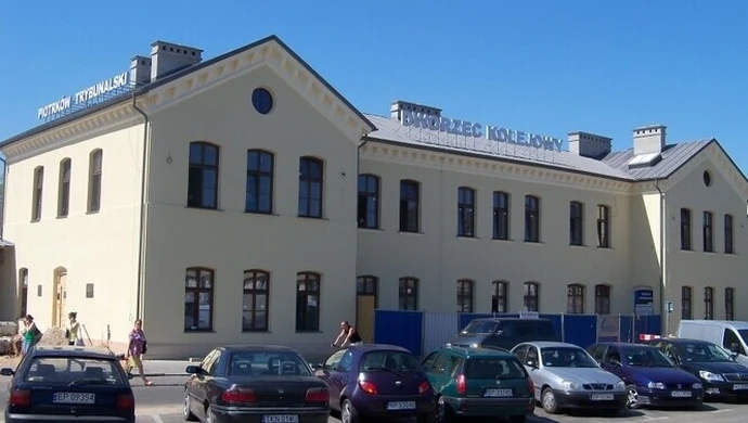 Neony na budynku dworca – finisz coraz bliżej