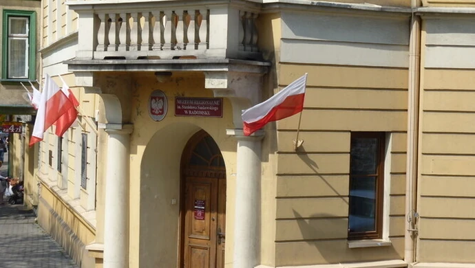 Radomsko: Zrywali flagi z muzeum