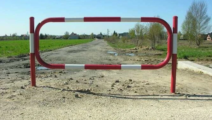 Radomsko: Zagrodzona droga - ludzie protestują