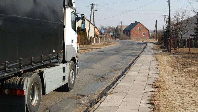 Wyremontowali odcinek drogi niczyjej