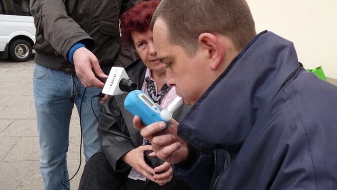 Piotrków: Dmuchali na przystanku