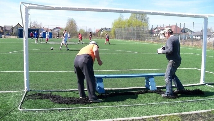 Boisko na Zawiłej: Naprawianie tańsze od dozoru