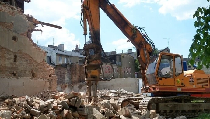 Piotrków: Powalili pierwsze mury na Starym Mieście