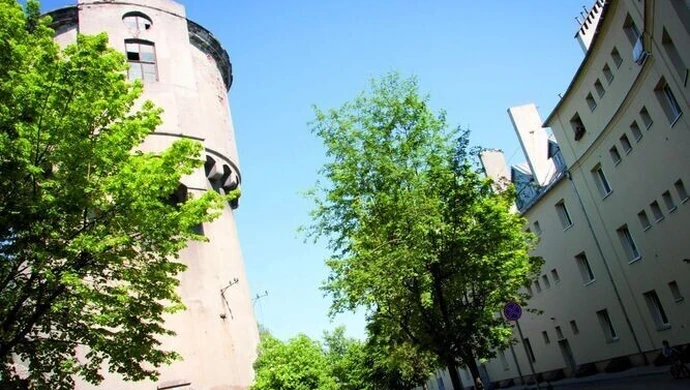 Wieża ciśnień sypie się ludziom na głowy