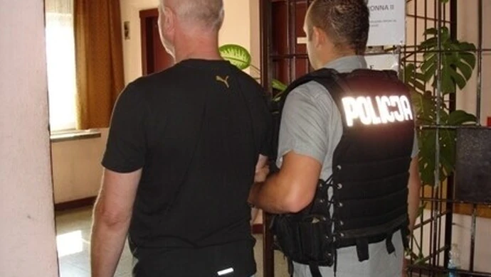 Fałszywy ksiądz i wolontariuszka okradli staruszkę