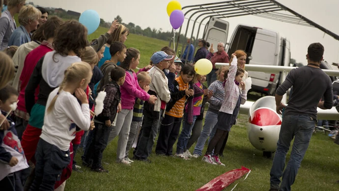 Rodziny zastępcze świętowały na lotnisku
