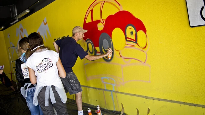 Namalowali graffiti na parkingu "Aresztu"