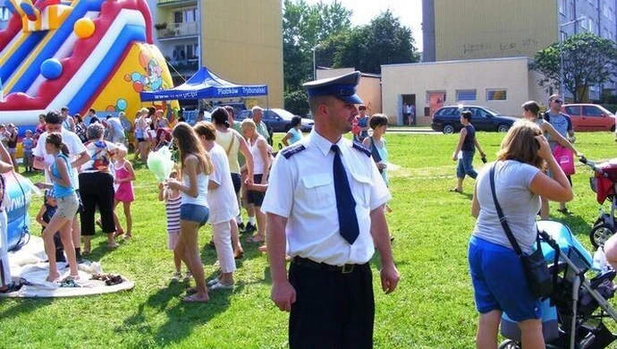Wyciągali dzieci z bramy razem z policją