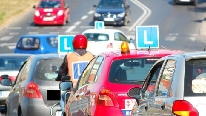 Szkoła jazdy wywiozła... w pole?