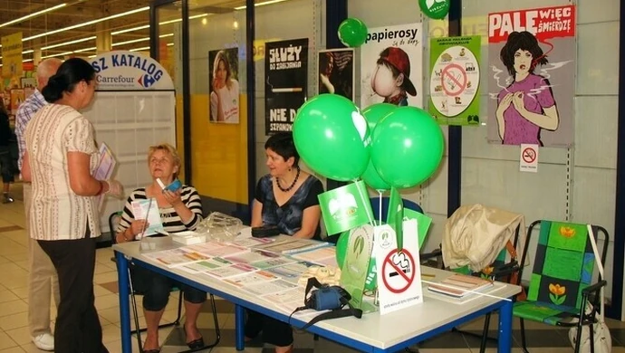 Sanepid edukował palaczy w centrum handlowym