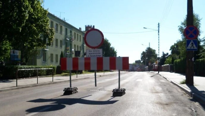 Piotrków: Ciężarówki rozjeżdżają im drogę