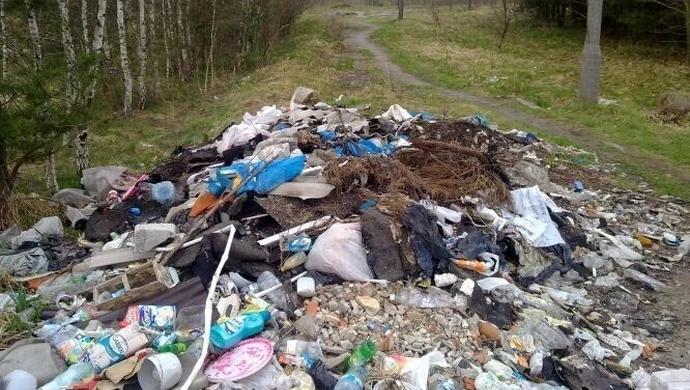 Policyjne dokumenty na wysypisku