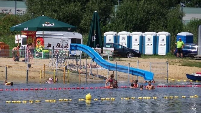 Miejska zjeżdżalnia na miejskim kąpielisku 