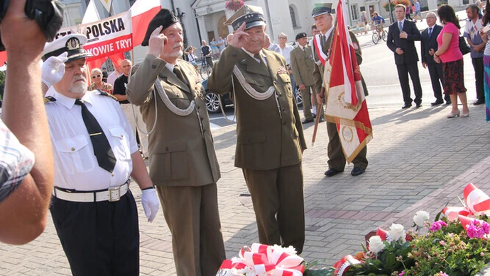 Kwiatami i hymnem uczcili powstańców Warszawy