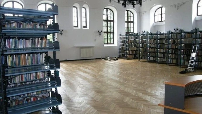 MBP: Półki wymyte, książki wyczyszczone