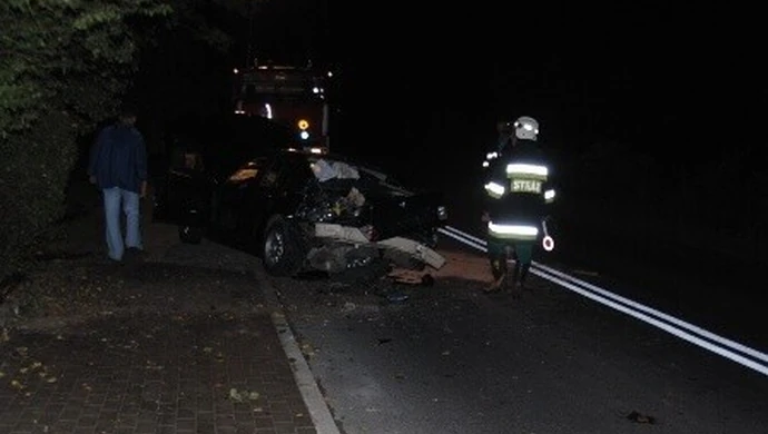 Region: BMW bez tablic wjechało w kiosk 