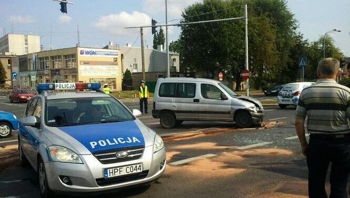 Peugeot i opel zderzyły się w centrum Piotrkowa