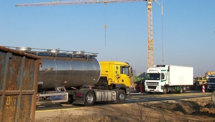 Instalowali lampę na S8 – zostali porażeni prądem