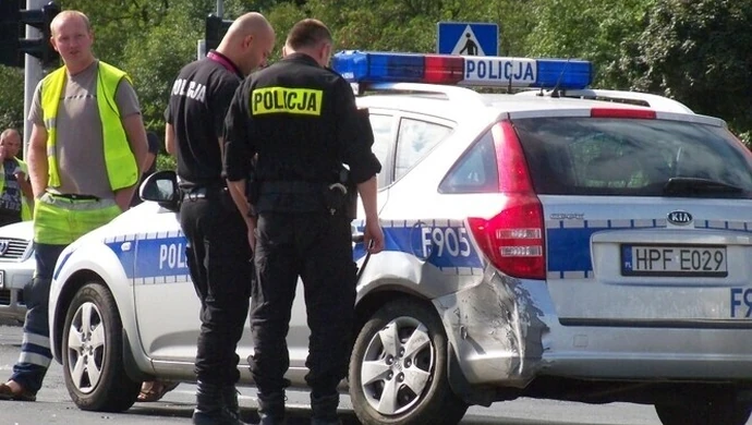 Funkcjonariusz policji wjechał na czerwonym