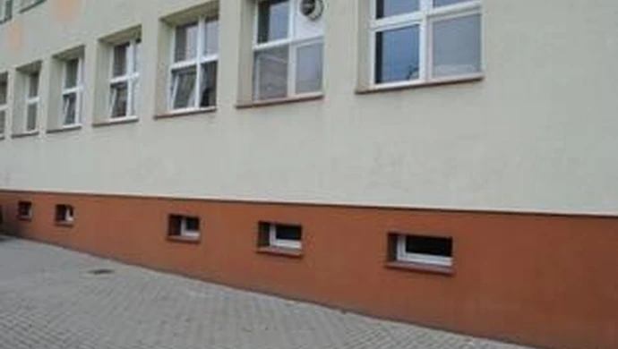 Piotrków: Wandal bazgrał po ścianie szkoły 