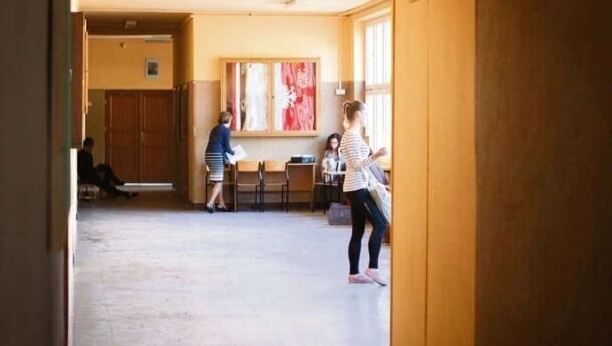 Piotrków: Zamknęli im sale – uczą się na korytarzu!