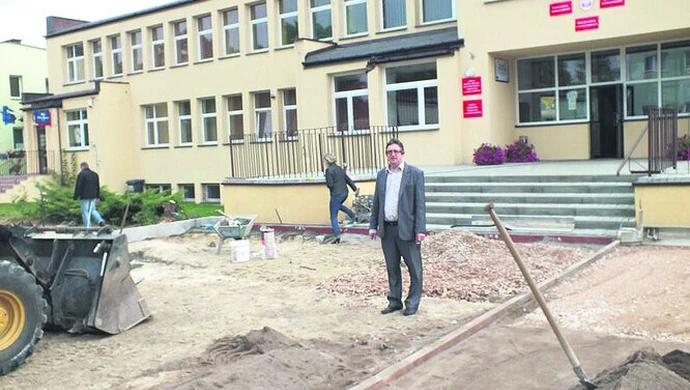 Porządkują teren przed Urzędem Gminy