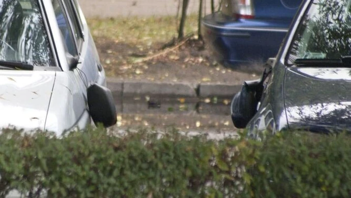 Zniszczyli 9 samochodów, zostali złapani