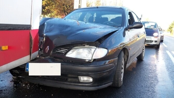 Kierowca zatrzymał się na piotrkowskiej emzetce