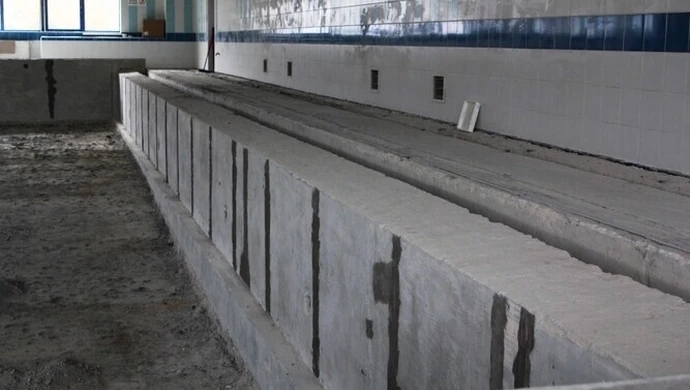 Basen przy Próchnika tańszy o milion