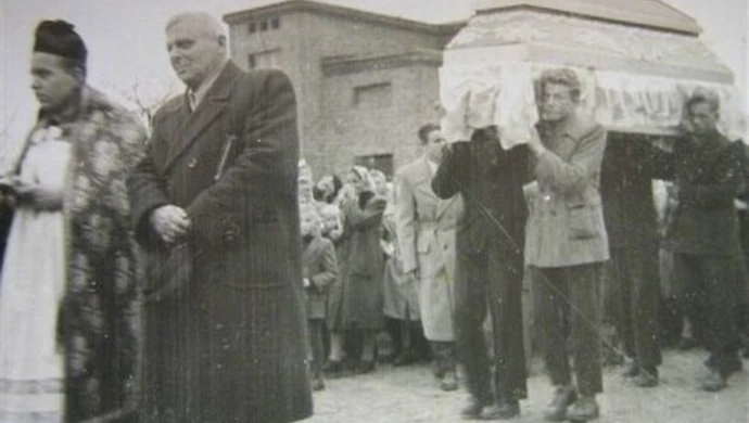 Dyrektor szkoły szalał z siekierą, ksiądz ratował dzieci