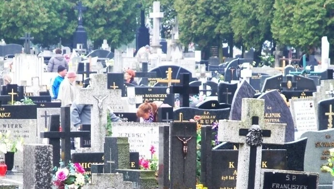 Niszczą nagrobki na piotrkowskich cmentarzach