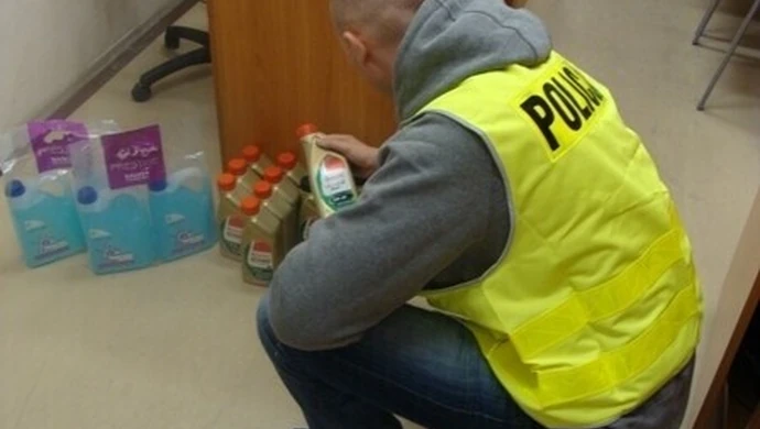 Na stacji benzynowej skradli oleje, płyny i mydła