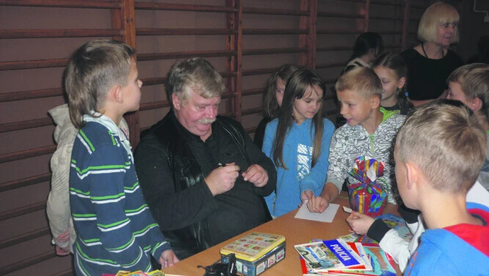  Wiesław Drabik odwiedził dzieci z Rozprzy