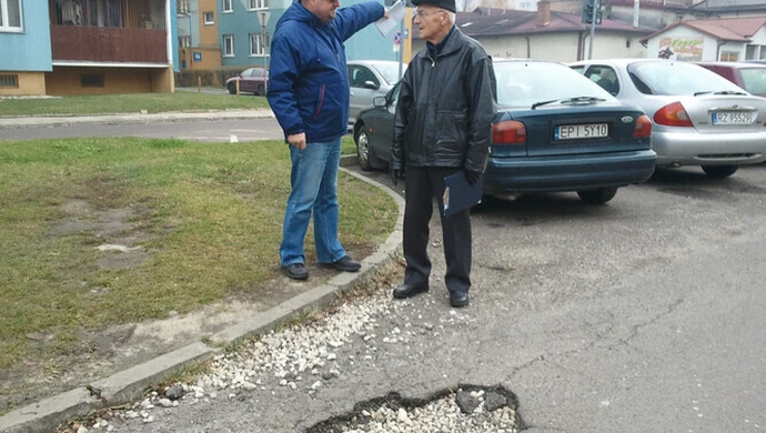Wyłożył 100 zł i sam załatał dziurę