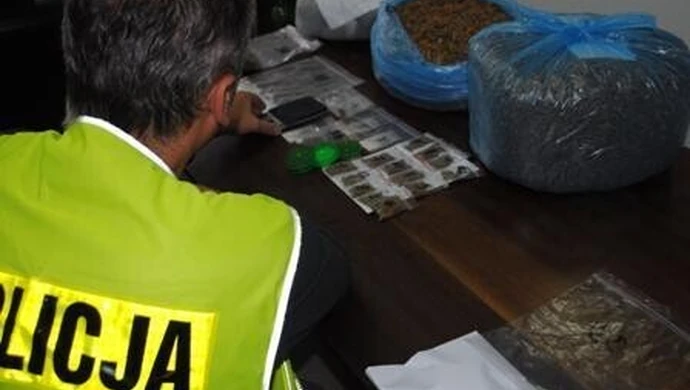 Piotrków: Zatrzymali 7 osób za handel narkotykami