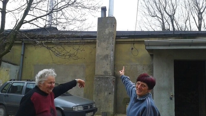 Nie mogą otwierać okien, bo przeszkadza im dym