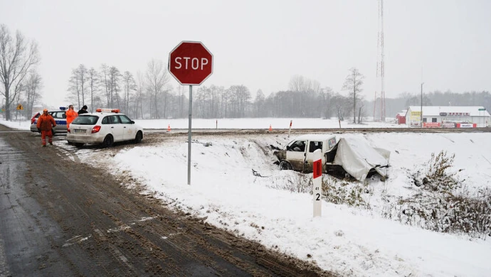 Bus zderzył się z TIR-em, trzy osoby ranne
