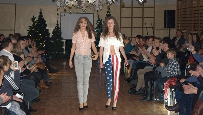 Pomogli szkole i pokazali, jak modnie się ubrać