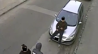 Piotrków: Zaczepiał ludzi i zniszczył samochód