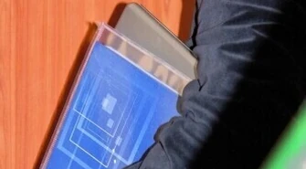 Przychodzi doradca ubezpieczeniowy do klienta i...