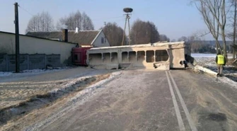 Region: TIR uderzył w przydrożny budynek 