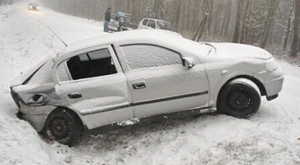 Opel astra wpadł w poślizg &#8211; sześć osób w szpitalu