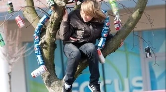 Surowce wtórne zawisły na drzewach przy Focusie